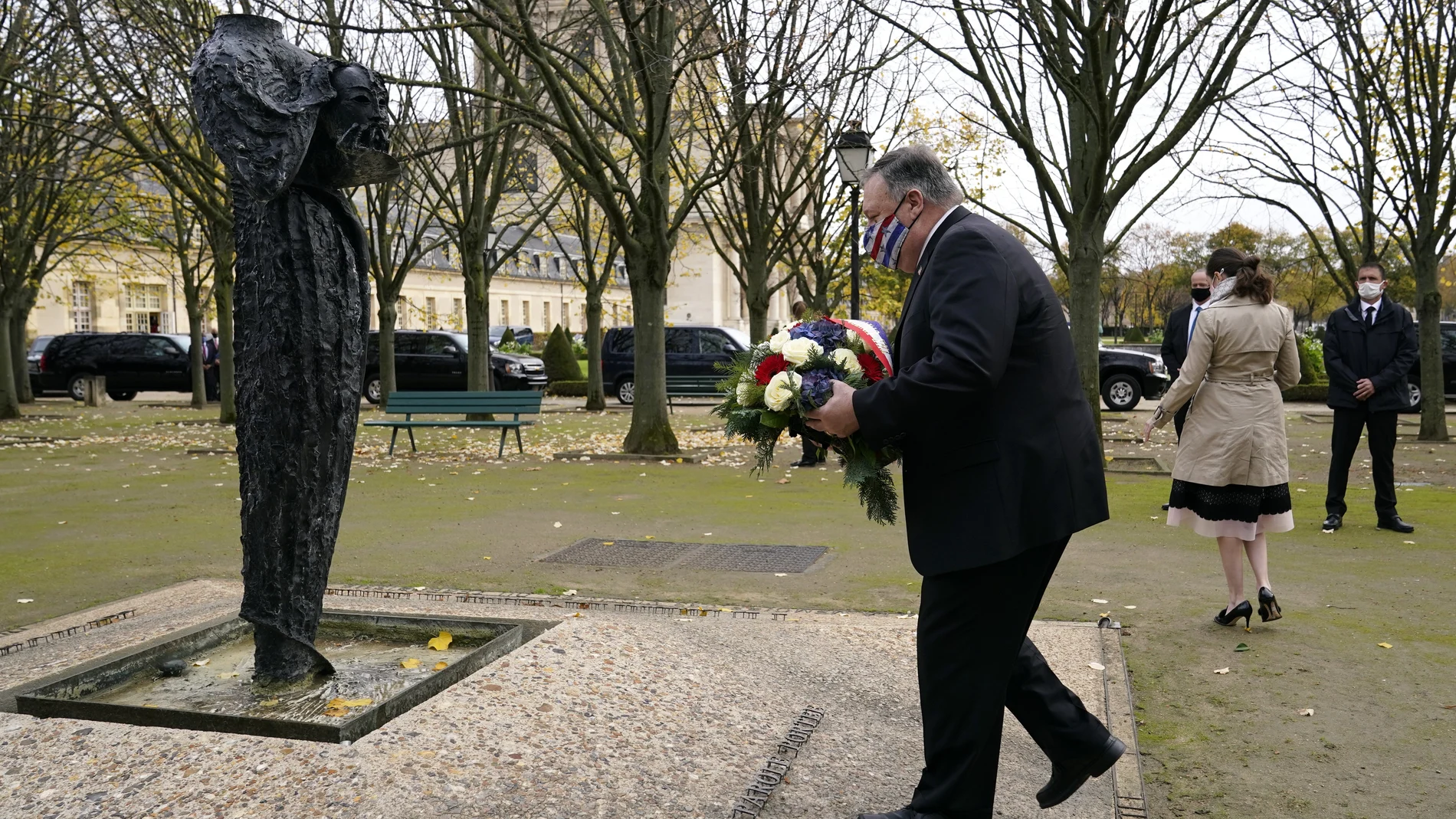 Pompeo depositó un ramo de flores rojas, blancas y azules en un monumento a las víctimas del terrorismo