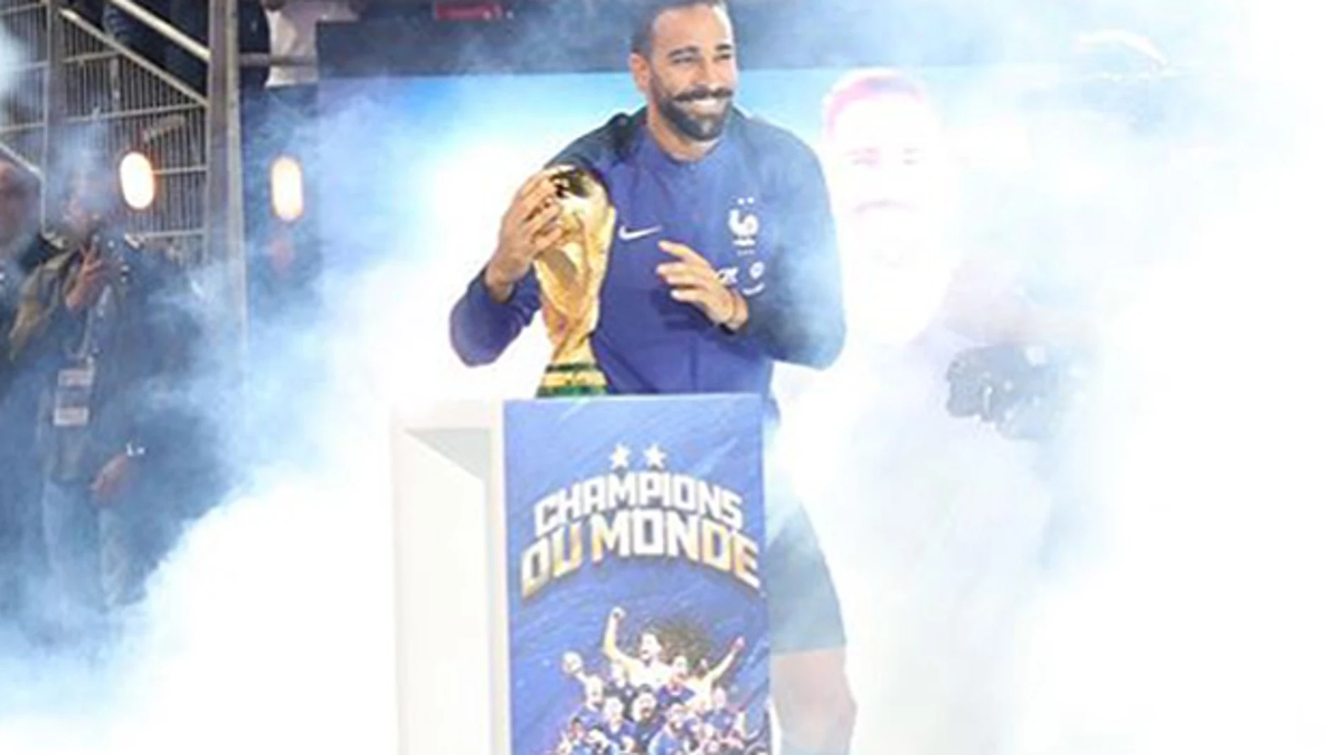 Adil Rarmi, con el trofeo de campeón del mundo.
