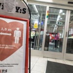 Un cartel recuerda a los ciudadanos mantener la distancia social a la entrada de un supermercado de Estocolmo