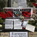 Detalle de ofrendas colocadas para rendir homenaje, en el lugar en donde fallecieron los estudiantes universitarios Inti Sotelo, de 24 años y Jack Pintado, de 22 años, por perdigones disparados por la Policía