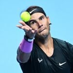 Nadal se dispone a efectuar un saque en su partido ante Thiem