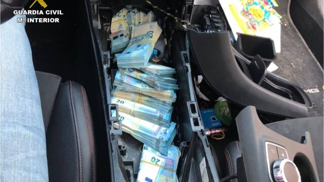 El dinero del narcotráfico oculto en el vehículo de uno de los cabecillas