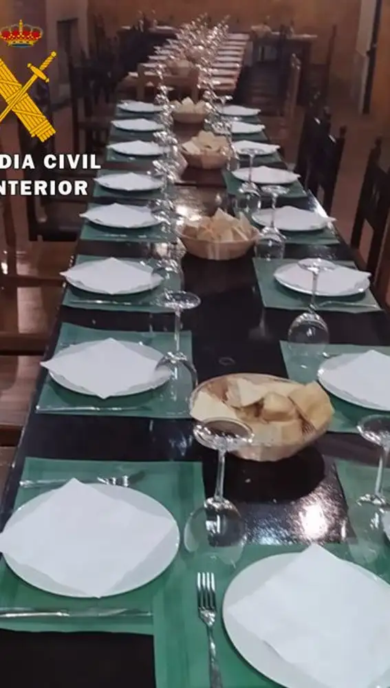 Platas preparados para la celebración de un banquete en una bodega de Boecillo
