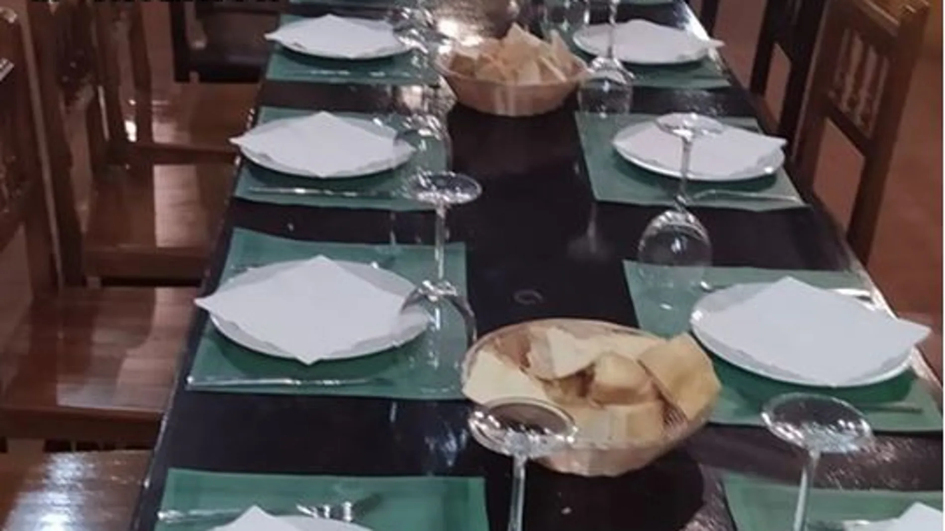 Platas preparados para la celebración de un banquete en una bodega de Boecillo