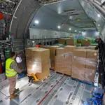 Interior de la bodega de uno de los A400M del Ejército cargada con cajas de material sanitario durante la primera oleada