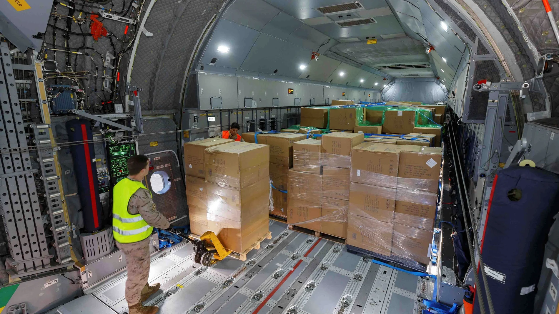Interior de la bodega de uno de los A400M del Ejército cargada con cajas de material sanitario durante la primera oleada