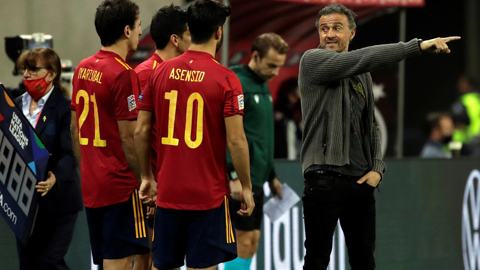 Luis Enrique da instrucciones a sus jugadores durante el último España - Alemania, que acabó 6-0 para los de Luis Enrique