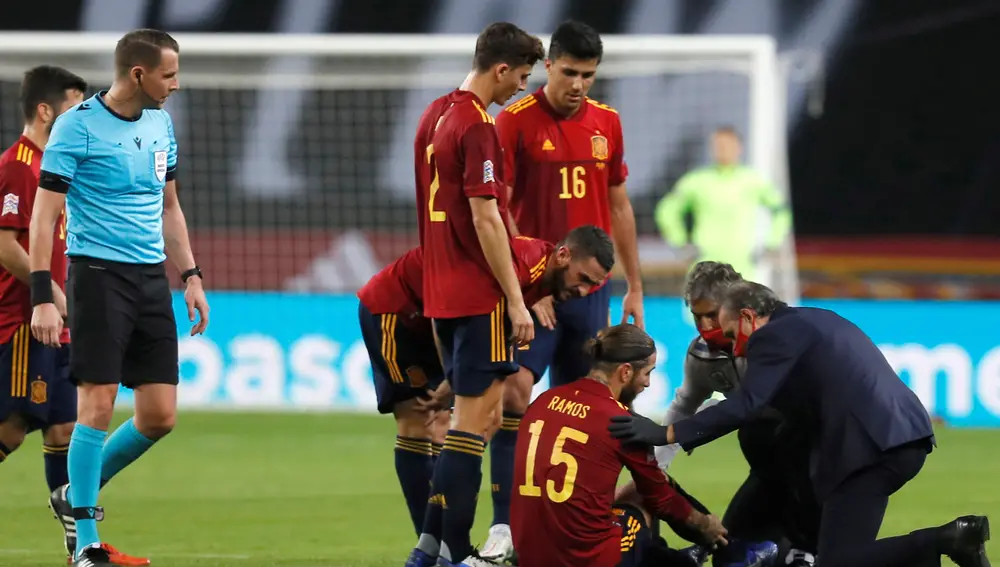 Sergio Ramos, en el momento de su lesión en el España-Alemania