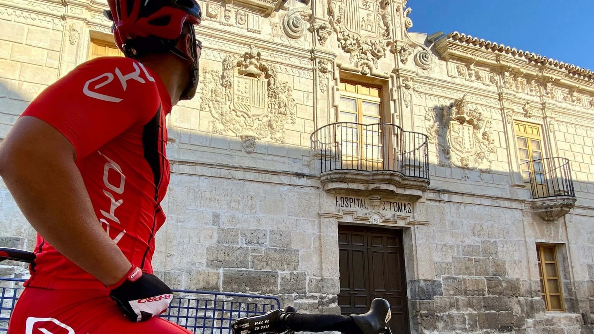 Un ciclista visita la localidad palentina de Baltanás