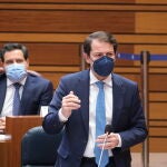 El presidente de la Junta de Castilla y León, Alfonso Fernández Mañueco, durante su intervención en el Pleno de las Cortes