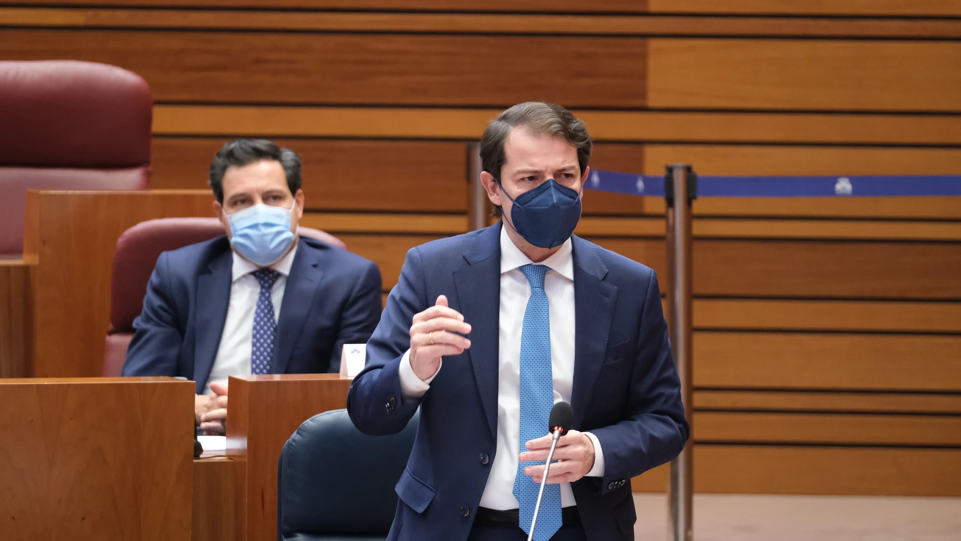 El presidente de la Junta de Castilla y León, Alfonso Fernández Mañueco, durante su intervención en el Pleno de las Cortes