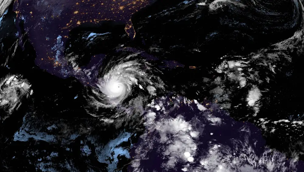 Fotografía satelital donde se muestra el ojo del huracán Iota a las 21:30 hora local (2:30 GMT)