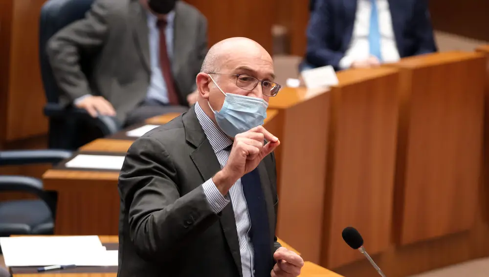 El consejero de Agricultura, Jesús Julio Carnero, durante el Pleno de las Cortes