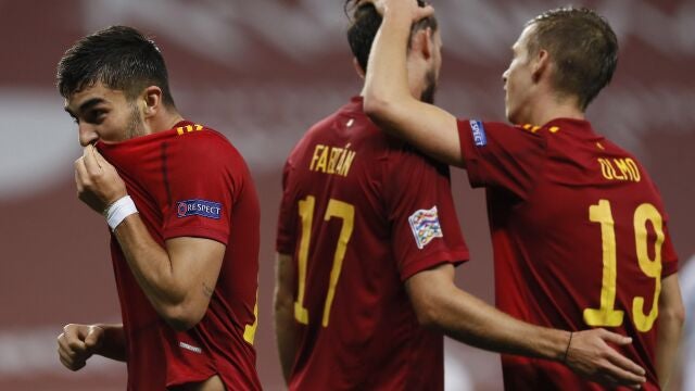 El jugador español Ferrán Torres (i) celebra el quinto gol de su equipo durante el partido de la sexta jornada del grupo 4 de la primera fase de la Liga de las Naciones que las selecciones de España y Alemania disputan esta noche en el estadio de La Cartuja de Sevilla.