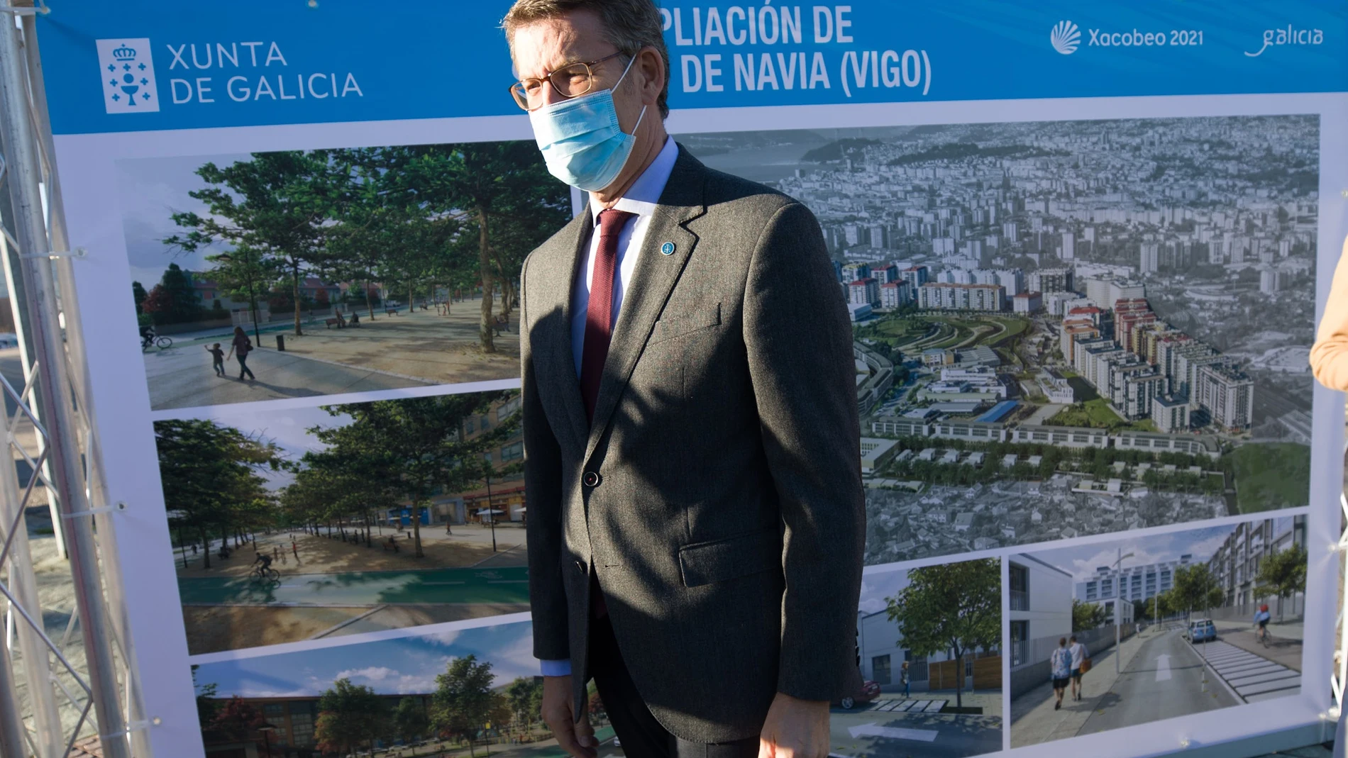 El presidente de la Xunta, Alberto Núñez Feijóo, en una visita al barrio vigués de Navia