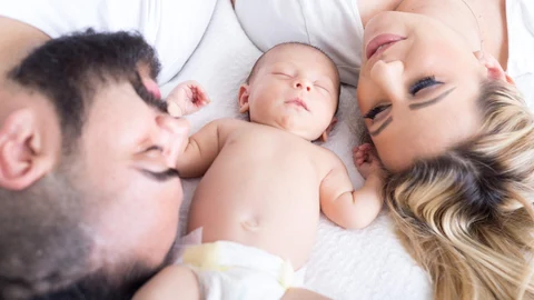 Las mujeres dedican el doble de tiempo al cuidado de los hijos que los hombres