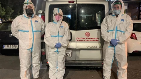 Voluntarios de Cáritas, durante un reparto de alimentos y provisiones durante la pandemia en Cartagena