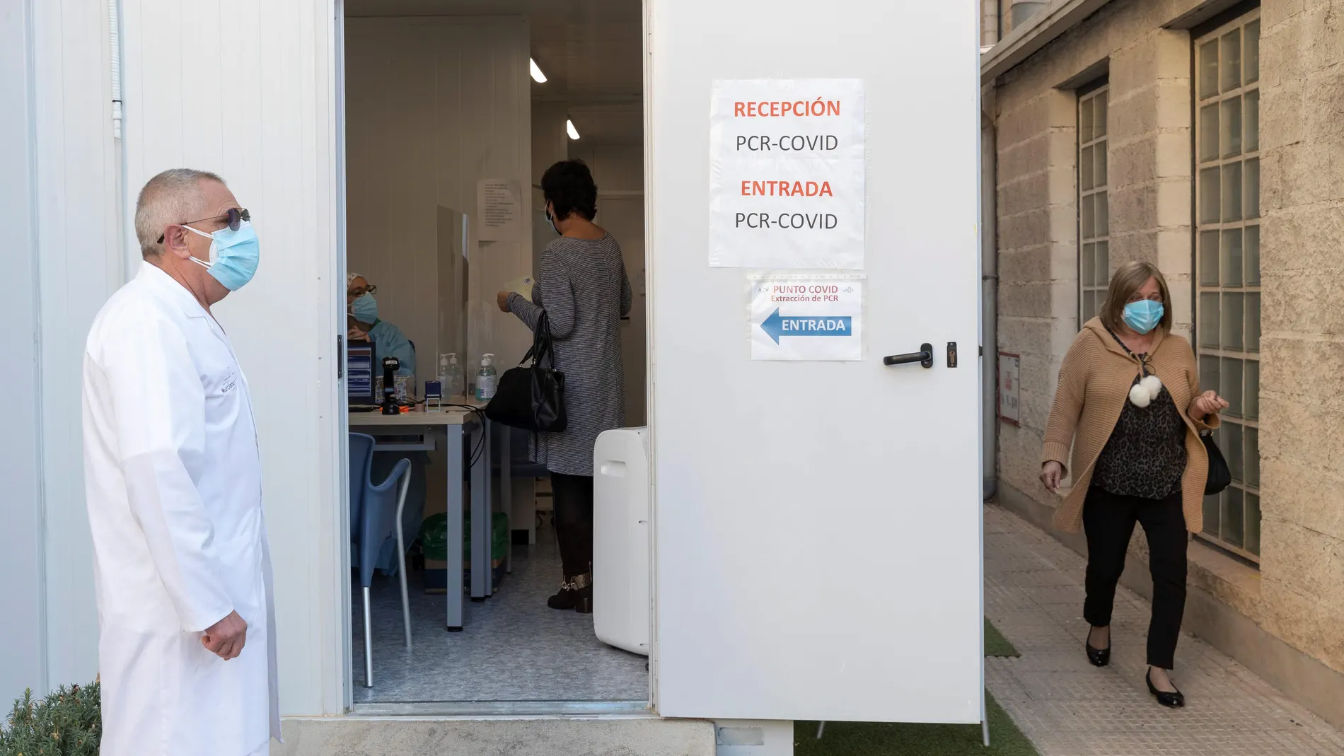 Una mujer momentos antes de hacerse la prueba PCR este martes en el punto covid del Hospital Morales Meseguer