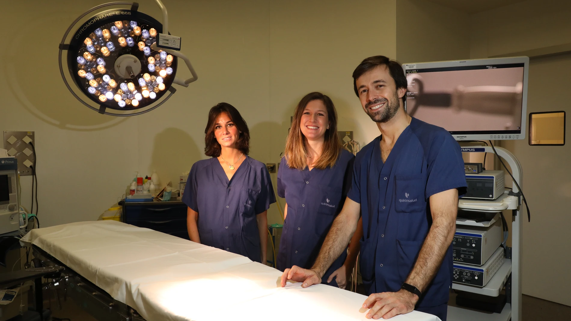 De dcha. a izqda. Jaime Siegrist, María Lombarte y Patricia Alonso, ginecólogos especializados en naprotecnología, en el quirófano Hospital Quirónsalud San José de Madrid