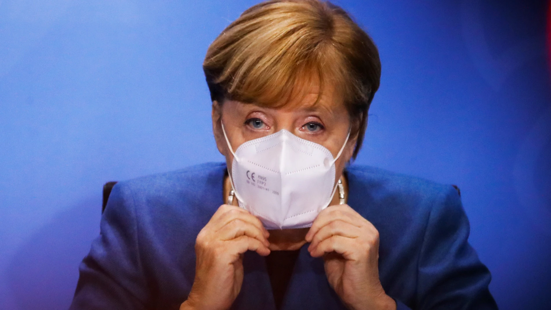 Merkel se pone la mascarilla al finalizar una rueda de prensa en Berlín