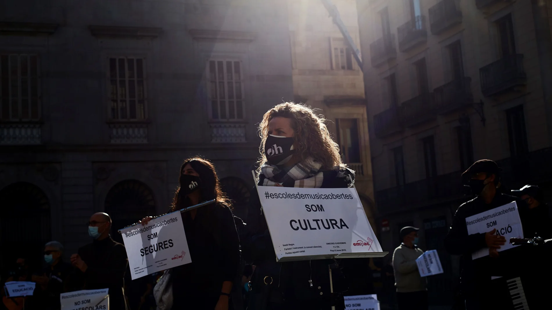Las escuelas de música han protestado esta mañana en Barcelona contra la prolongación del cierre de sus instalaciones como contempla el Procicat