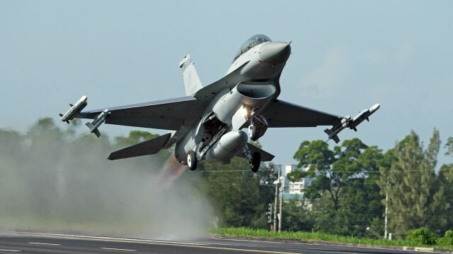 Un caza de Taiwán despega de una base aérea