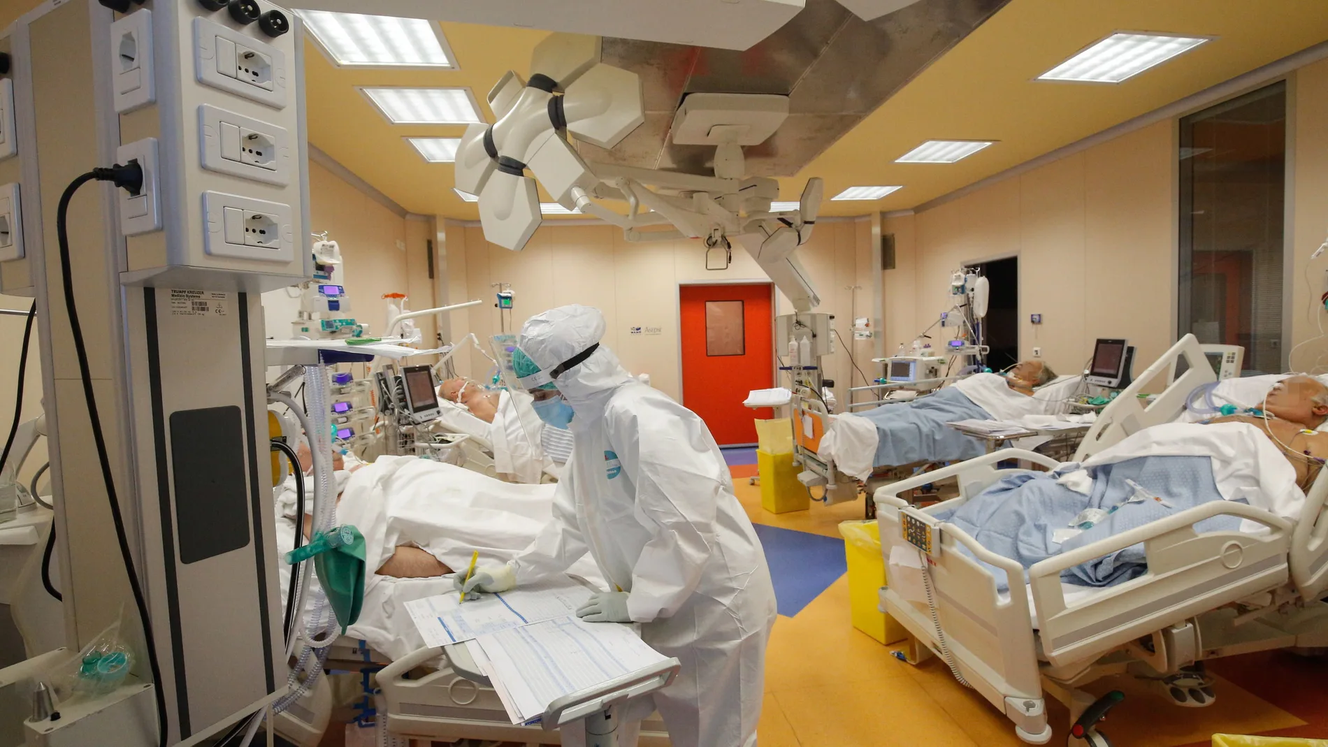 Personal médico con equipo de protección trabaja en la UCI del hospital Casal Palocco, cerca de Roma