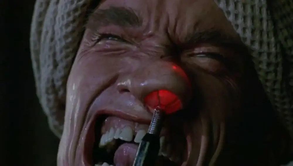 Arnold Schwarzenegger, en &quot;Desafío total&quot;, sometiéndose a una primitiva PCR