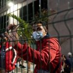 Varios de los 200 inmigrantes trasladados desde Las Palmas de Gran Canaria esperan esta noche en el puerto de Santa Cruz de Tenerife para embarcar en su viaje hacia Huelva.