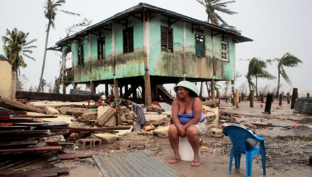Una mujer se sienta cerca de su casa dañada por el paso del Huracán Iota en Puerto Cabezas, Nicaragua