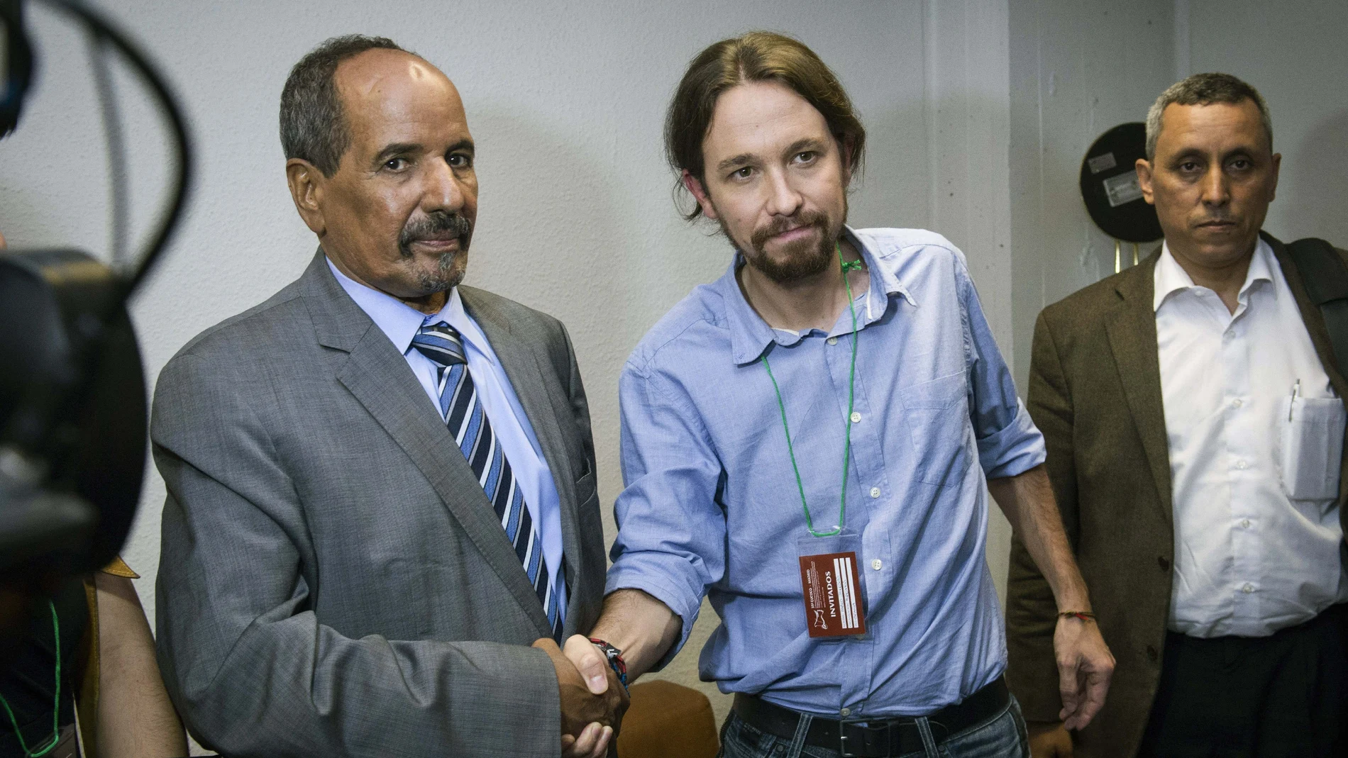 El presidente de la República Árabe Saharaui Democrática (RASD) y secretario general del Frente Polisario, Mohamed Abdelaziz (i), saluda al líder de Podemos, Pablo Iglesias, en Madrid.