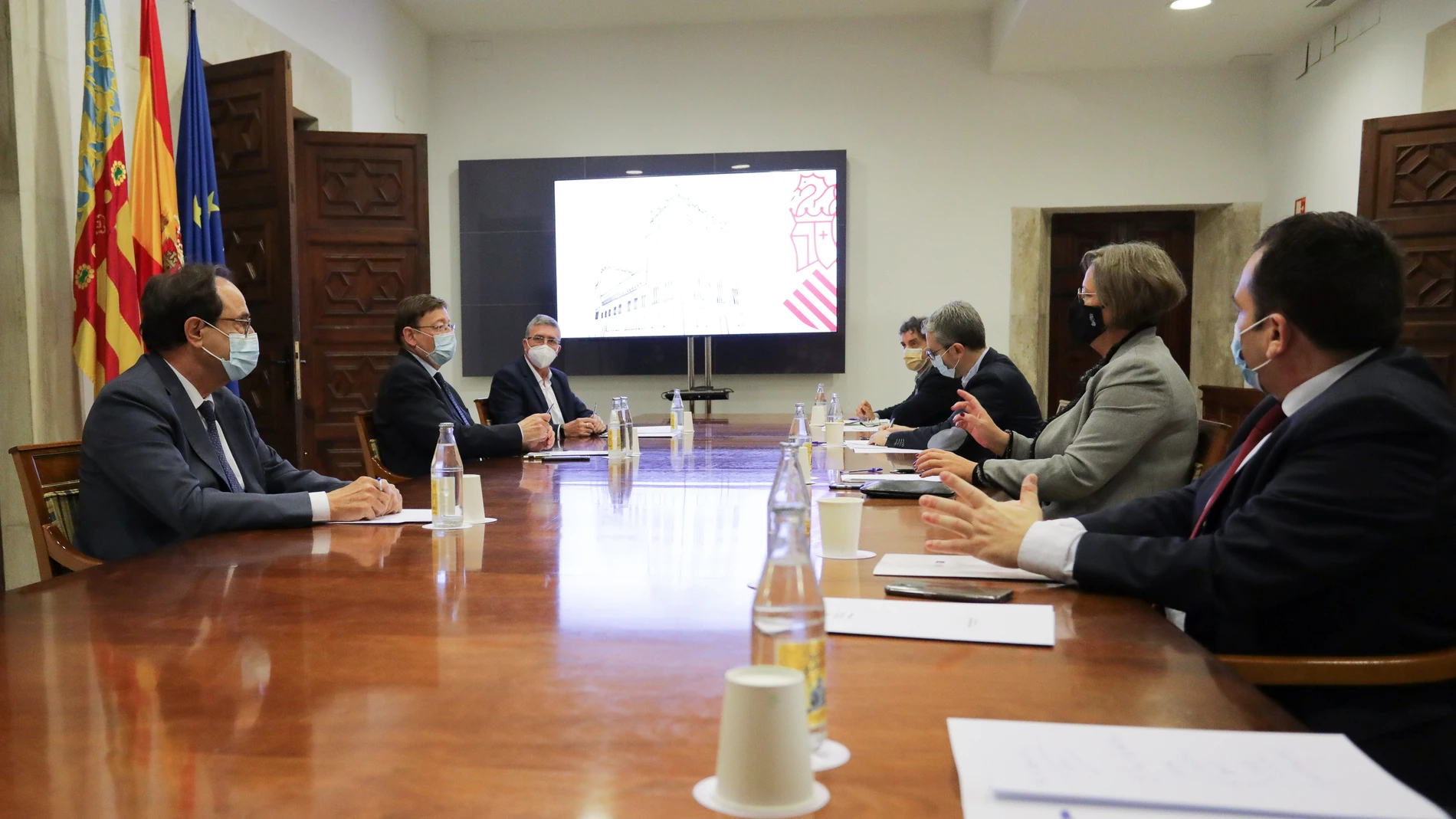 El presidente Puig con los consellers Soler, Climent y España, estudian medidas del apoyo a los sectores económicos