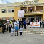 Lectura de manifiesto de protesta por la reforma educativa contemplada en la Lomloe, a las puertas del colegio San Manuel de Málaga