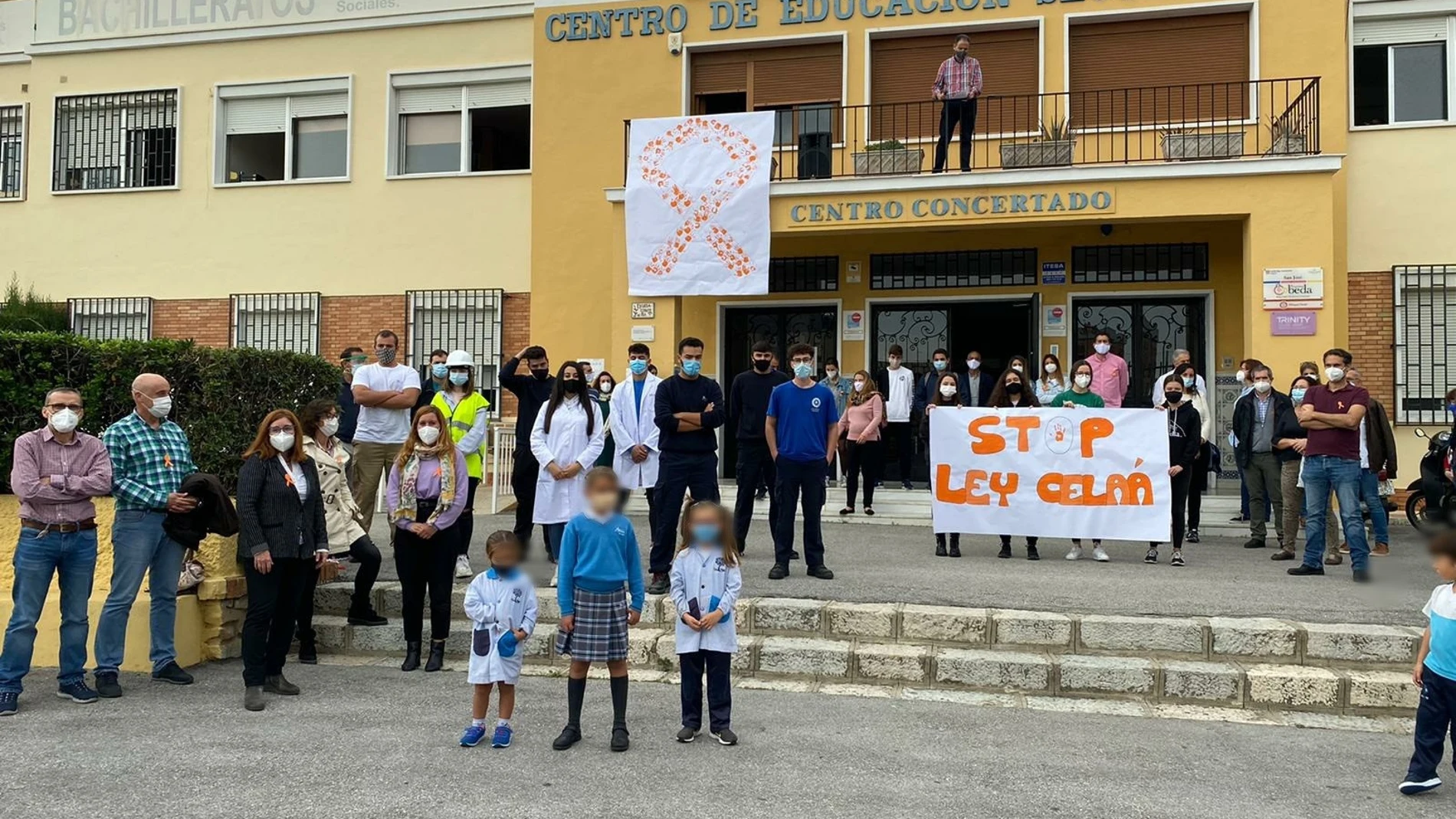Lectura de manifiesto de protesta por la reforma educativa contemplada en la Lomloe, a las puertas del colegio San Manuel de Málaga