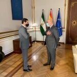 El presidente andaluz, Juanma Moreno, y el exportavoz de Vox, Alejandro Hernández, cuya destitución se fraguó a principios de mes y con ella acabó la cordialidad entre los dos partidos