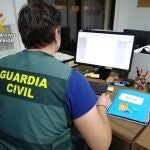 Un agente de la Guardia Civil, durante las pesquisas