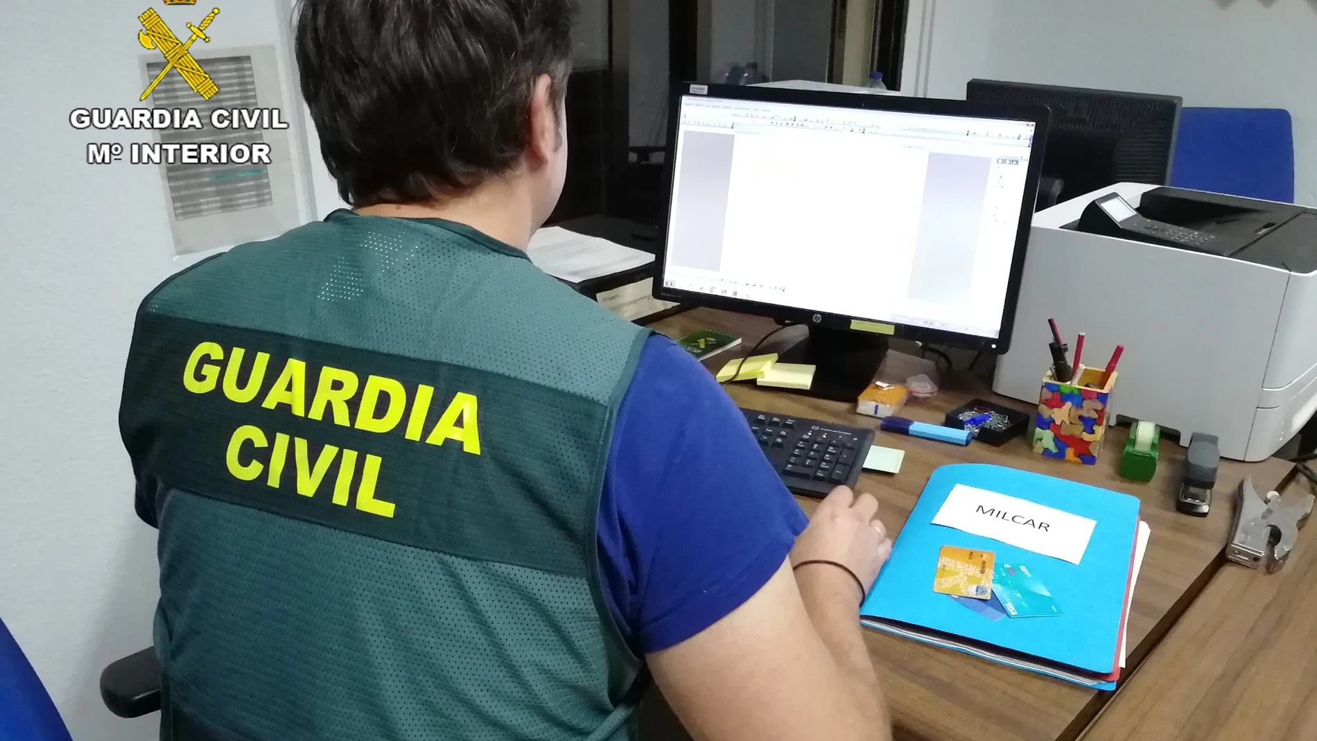 Un agente de la Guardia Civil, durante las pesquisas