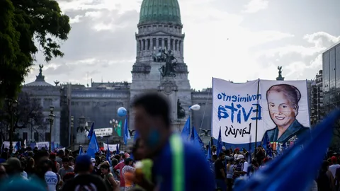 -FOTODELDIA- AME8939. BUENOS AIRES (ARGENTINA), 17/11/2020.- Simpatizantes del Gobierno del presidente Alberto Fernández marchan hoy, Día de la Militancia, como muestra de apoyo al mandatario y a su propuesta que busca que las personas que cuentan con "grandes fortunas" hagan un "aporte solidario extraordinario" que ayude a afrontar las consecuencias de la pandemia y sacar al país de la crisis, en Buenos Aires (Argentina). EFE/ Juan Ignacio Roncoroni