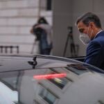 El presidente del Gobierno, Pedro Sánchez abandona el hemiciclo durante la sesión de control al Ejecutivo
