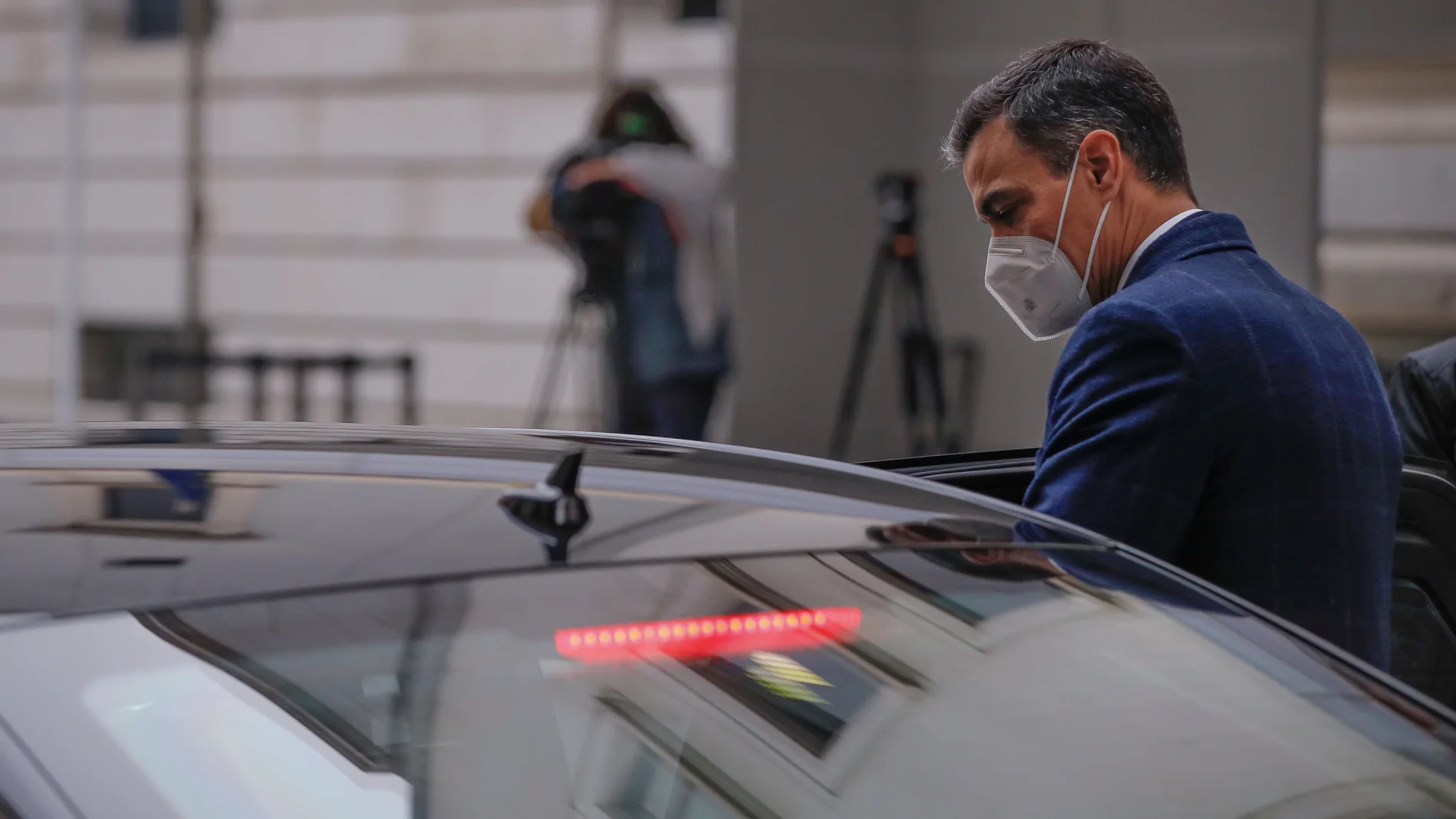 El presidente del Gobierno, Pedro Sánchez abandona el hemiciclo durante la sesión de control al Ejecutivo