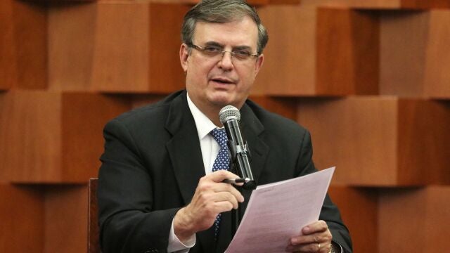 MEX860. CIUDAD DE MÉXICO (MÉXICO), 17/11/2020.- El canciller mexicano, Marcelo Ebrard, habla durante una conferencia de prensa hoy, en Ciudad de México (México). El Gobierno mexicano aseguró este martes que el exministro Defensa Salvador Cienfuegos, a quien le fueron retirados los cargos en EE.UUU. por narcotráfico y lavado de dinero, será juzgado en México y descartó que la decisión en el país vecino sea un acto de impunidad. Este martes, las Fiscalías de México y de Estados Unidos, en un comunicado conjunto, detallaron que el Departamento de Justicia estadounidense tomó la decisión de solicitar la desestimación de los cargos penales contra Cienfuegos "para que pueda ser investigado y, si corresponde, ser acusado, de conformidad con la legislación mexicana". EFE/ José Pazos