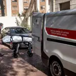 En la imagen, un trabajador de una funeraria transporta un cadáver en el mortuorio del Hospital General de València