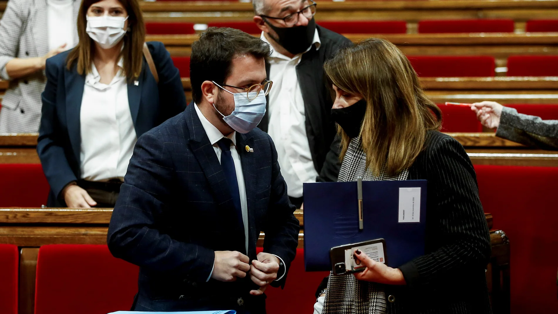 El vicepresidente de la Generalitat en funciones de presidente, Pere Aragonès, conversa con la consellera de Presidencia, Meritxell Budó, tras la sesión del Pleno del Parlament de ayer.