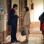 La ministra de Hacienda, María Jesús Montero, conversa con el portavoz del PNV, Aitor Esteban, en los pasillos del Congreso