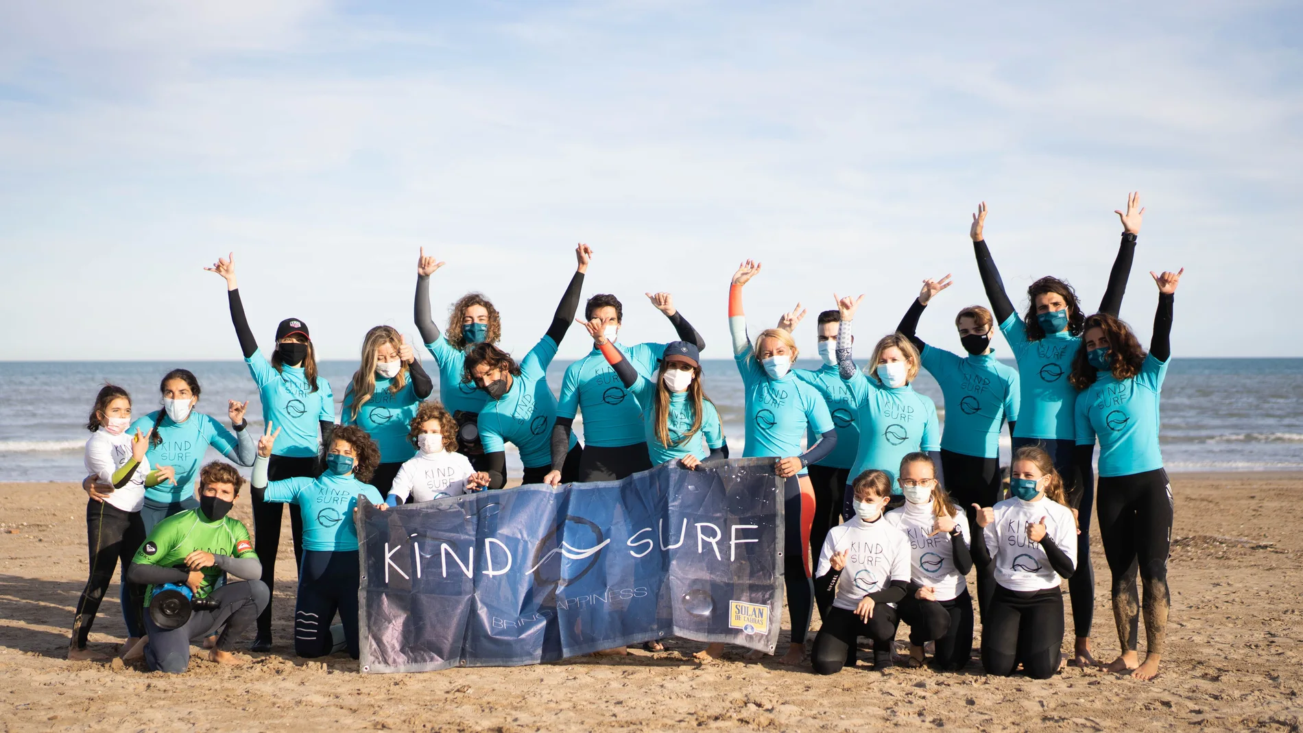 Imagen del grupo de surfistas de la escuela King Surf en la Patacona