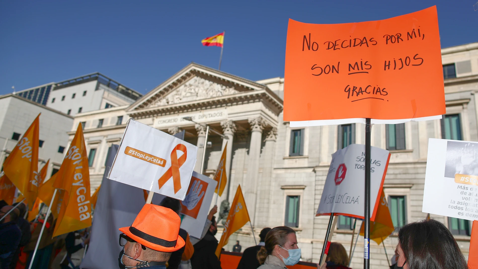 Convocados por la Plataforma Más Plurales, colectivos de la educación concertada se manifiestan contra la "Ley Cela" en el Congreso, el día de su aprobación, en Madrid (España)