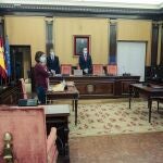 Minuto de silencio en contra la violencia machista antes del comienzo del Pleno de Presupuestos en el Ayuntamiento de León