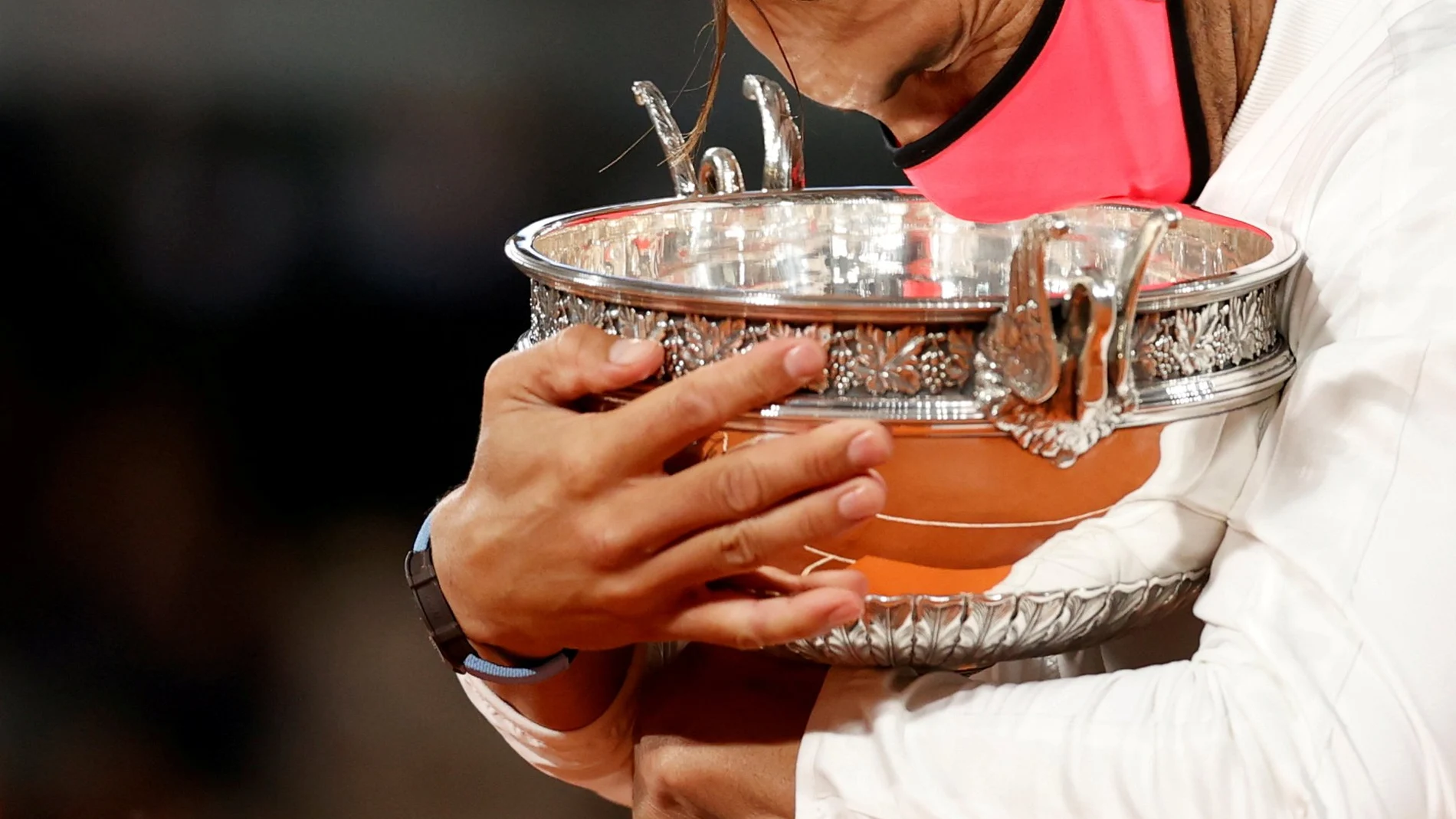 Nadal abraza el trofeo de Roland Garros que conquistó en el otoño parisino de 2020