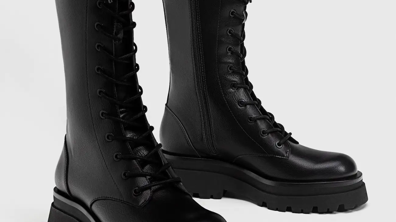 Botas altas planas con cordones.