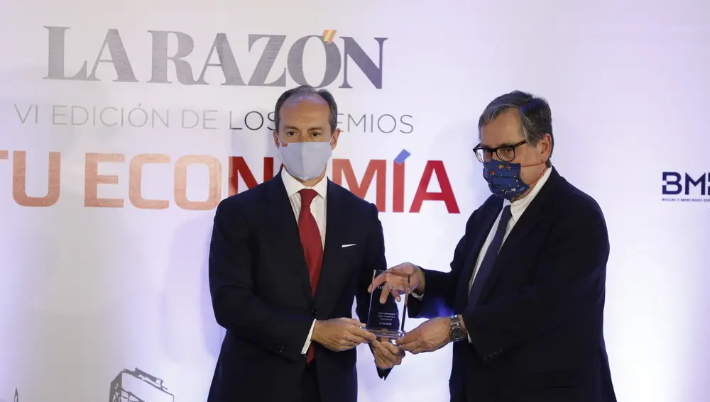 El Consejero Delegado de Banco Santander España recibe la estatuilla de manos del director de LA RAZÓN